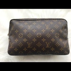 🌺 SOLD 🌺Louis Vuitton Cosmetic Trousse size 28